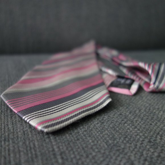 Versace 100% Silk Made in Italy 60 inch Pink and Silver Neck Tie - Picture 2 of 8